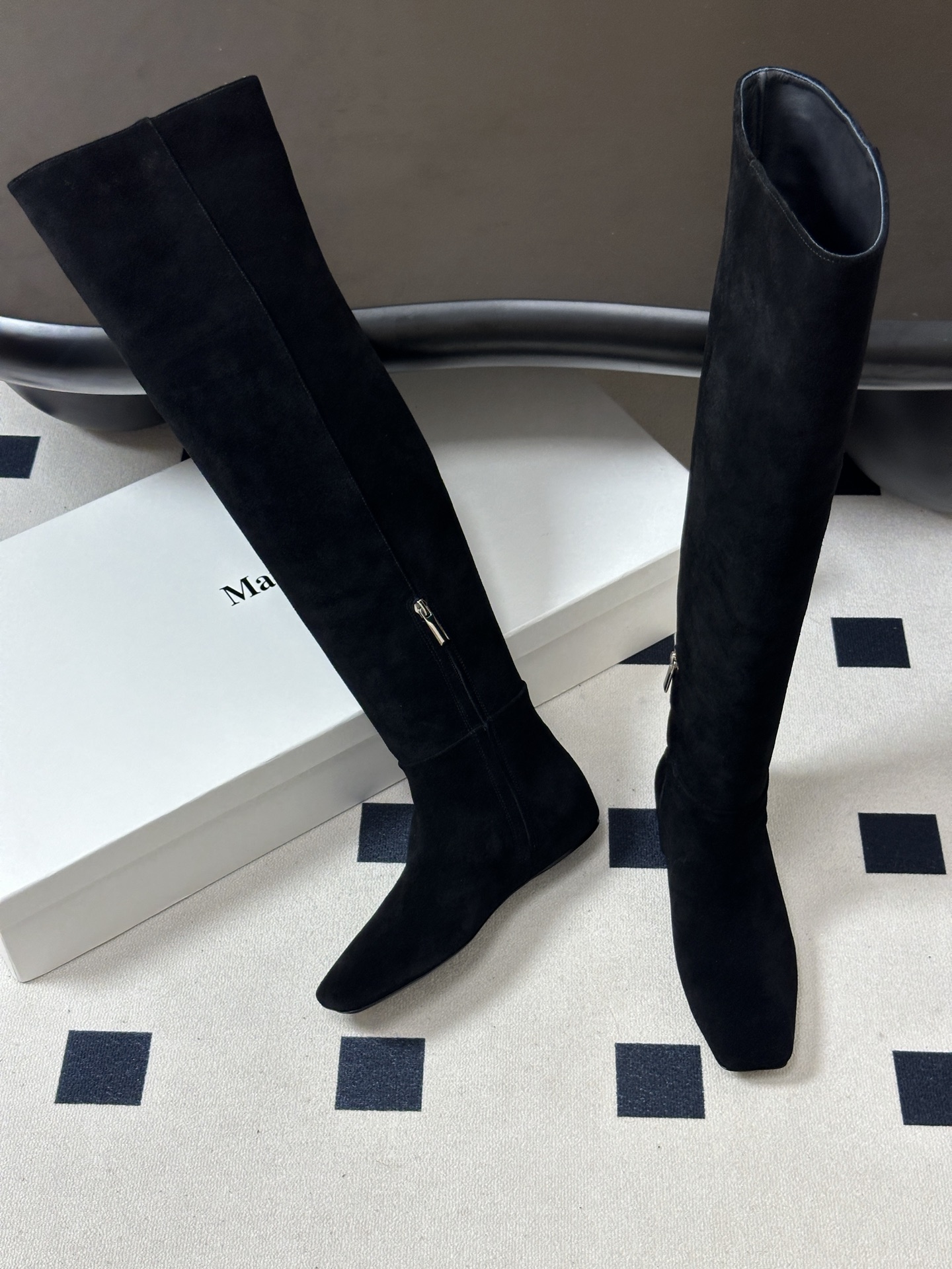 小众潮牌 Max mara26ss秋冬新品走秀主推款欧美风小方头内增高平底过膝长靴骑士靴 狠货上新🔥搭配一排小铆钉金属扣
