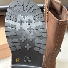 26Ss秋冬新款Miu Miu 缪缪 酷飒机车靴擦色牛皮厚底中筒靴 绑带侧拉链骑士靴 这款靴子采用特殊的双色蜡处理工艺实 26Ss秋冬新款Miu Miu 缪缪 酷飒机车靴擦色牛皮厚底中筒靴 绑带侧拉链骑士靴 这款靴子采用特殊的双色蜡处理工艺实