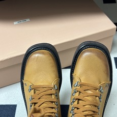 26Ss秋冬新款Miu Miu 缪缪 酷飒机车靴擦色牛皮厚底中筒靴 绑带侧拉链骑士靴 这款靴子采用特殊的双色蜡处理工艺实 26Ss秋冬新款Miu Miu 缪缪 酷飒机车靴擦色牛皮厚底中筒靴 绑带侧拉链骑士靴 这款靴子采用特殊的双色蜡处理工艺实