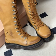 26Ss秋冬新款Miu Miu 缪缪 酷飒机车靴擦色牛皮厚底中筒靴 绑带侧拉链骑士靴 这款靴子采用特殊的双色蜡处理工艺实 26Ss秋冬新款Miu Miu 缪缪 酷飒机车靴擦色牛皮厚底中筒靴 绑带侧拉链骑士靴 这款靴子采用特殊的双色蜡处理工艺实