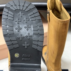 26Ss秋冬新款Miu Miu 缪缪 酷飒机车靴擦色牛皮厚底中筒靴 绑带侧拉链骑士靴 这款靴子采用特殊的双色蜡处理工艺实 26Ss秋冬新款Miu Miu 缪缪 酷飒机车靴擦色牛皮厚底中筒靴 绑带侧拉链骑士靴 这款靴子采用特殊的双色蜡处理工艺实