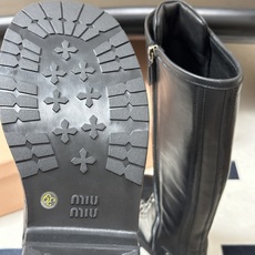 26Ss秋冬新款Miu Miu 缪缪 酷飒机车靴擦色牛皮厚底中筒靴 绑带侧拉链骑士靴 这款靴子采用特殊的双色蜡处理工艺实 26Ss秋冬新款Miu Miu 缪缪 酷飒机车靴擦色牛皮厚底中筒靴 绑带侧拉链骑士靴 这款靴子采用特殊的双色蜡处理工艺实