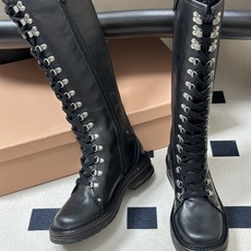 26Ss秋冬新款Miu Miu 缪缪 酷飒机车靴擦色牛皮厚底中筒靴 绑带侧拉链骑士靴 这款靴子采用特殊的双色蜡处理工艺实 26Ss秋冬新款Miu Miu 缪缪 酷飒机车靴擦色牛皮厚底中筒靴 绑带侧拉链骑士靴 这款靴子采用特殊的双色蜡处理工艺实