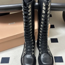 26Ss秋冬新款Miu Miu 缪缪 酷飒机车靴擦色牛皮厚底中筒靴 绑带侧拉链骑士靴 这款靴子采用特殊的双色蜡处理工艺实 26Ss秋冬新款Miu Miu 缪缪 酷飒机车靴擦色牛皮厚底中筒靴 绑带侧拉链骑士靴 这款靴子采用特殊的双色蜡处理工艺实