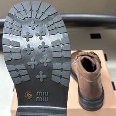 26Ss秋冬新款Miu Miu 缪缪 酷飒机车靴擦色牛皮厚底短靴 复古绑带马丁靴 这款靴子采用特殊的双色蜡处理工艺实现蜡 26Ss秋冬新款Miu Miu 缪缪 酷飒机车靴擦色牛皮厚底短靴 复古绑带马丁靴 这款靴子采用特殊的双色蜡处理工艺实现蜡