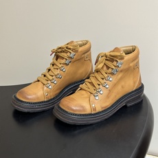26Ss秋冬新款Miu Miu 缪缪 酷飒机车靴擦色牛皮厚底短靴 复古绑带马丁靴 这款靴子采用特殊的双色蜡处理工艺实现蜡 26Ss秋冬新款Miu Miu 缪缪 酷飒机车靴擦色牛皮厚底短靴 复古绑带马丁靴 这款靴子采用特殊的双色蜡处理工艺实现蜡
