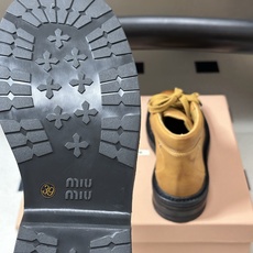 26Ss秋冬新款Miu Miu 缪缪 酷飒机车靴擦色牛皮厚底短靴 复古绑带马丁靴 这款靴子采用特殊的双色蜡处理工艺实现蜡 26Ss秋冬新款Miu Miu 缪缪 酷飒机车靴擦色牛皮厚底短靴 复古绑带马丁靴 这款靴子采用特殊的双色蜡处理工艺实现蜡