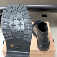 26Ss秋冬新款Miu Miu 缪缪 酷飒机车靴擦色牛皮厚底短靴 复古绑带马丁靴 这款靴子采用特殊的双色蜡处理工艺实现蜡 26Ss秋冬新款Miu Miu 缪缪 酷飒机车靴擦色牛皮厚底短靴 复古绑带马丁靴 这款靴子采用特殊的双色蜡处理工艺实现蜡