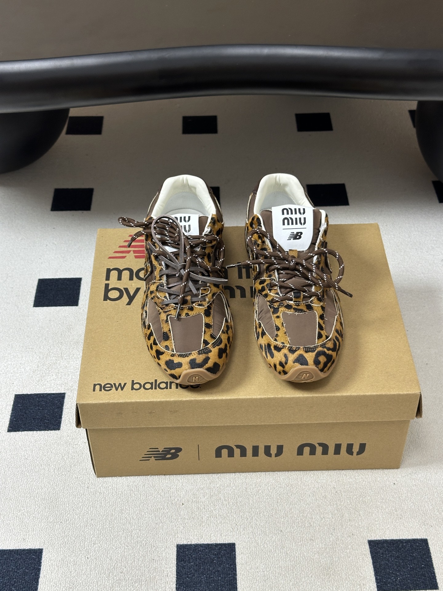 MIUMIU X NEW 缪缪 Balance 530 NB联名走秀款 2026 最新配色 牛反绒皮革织布运动鞋复古球鞋
