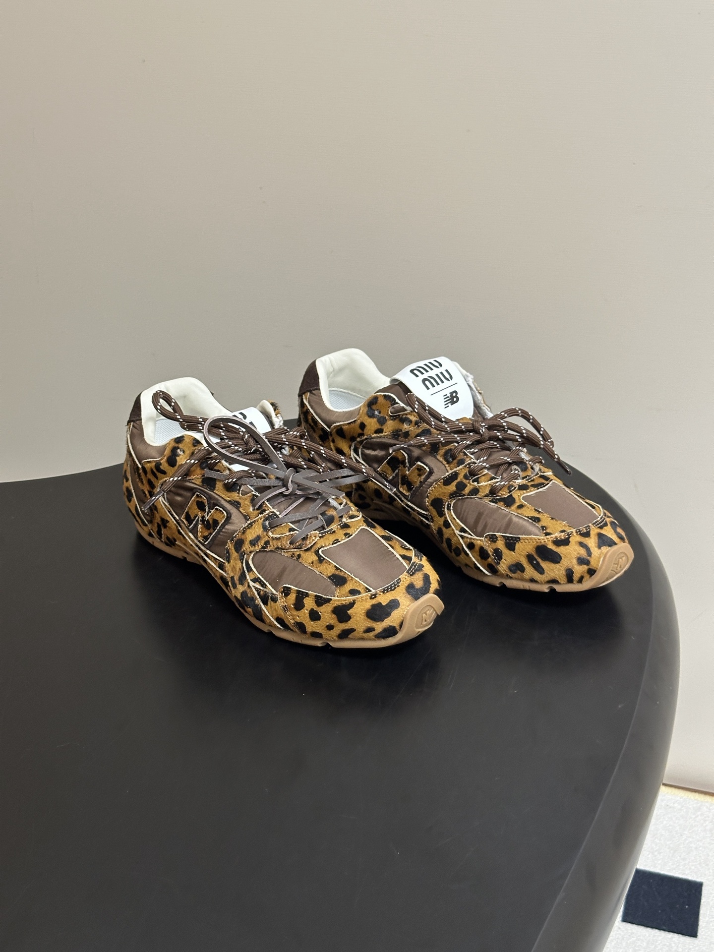 MIUMIU X NEW 缪缪 Balance 530 NB联名走秀款 2026 最新配色 牛反绒皮革织布运动鞋复古球鞋