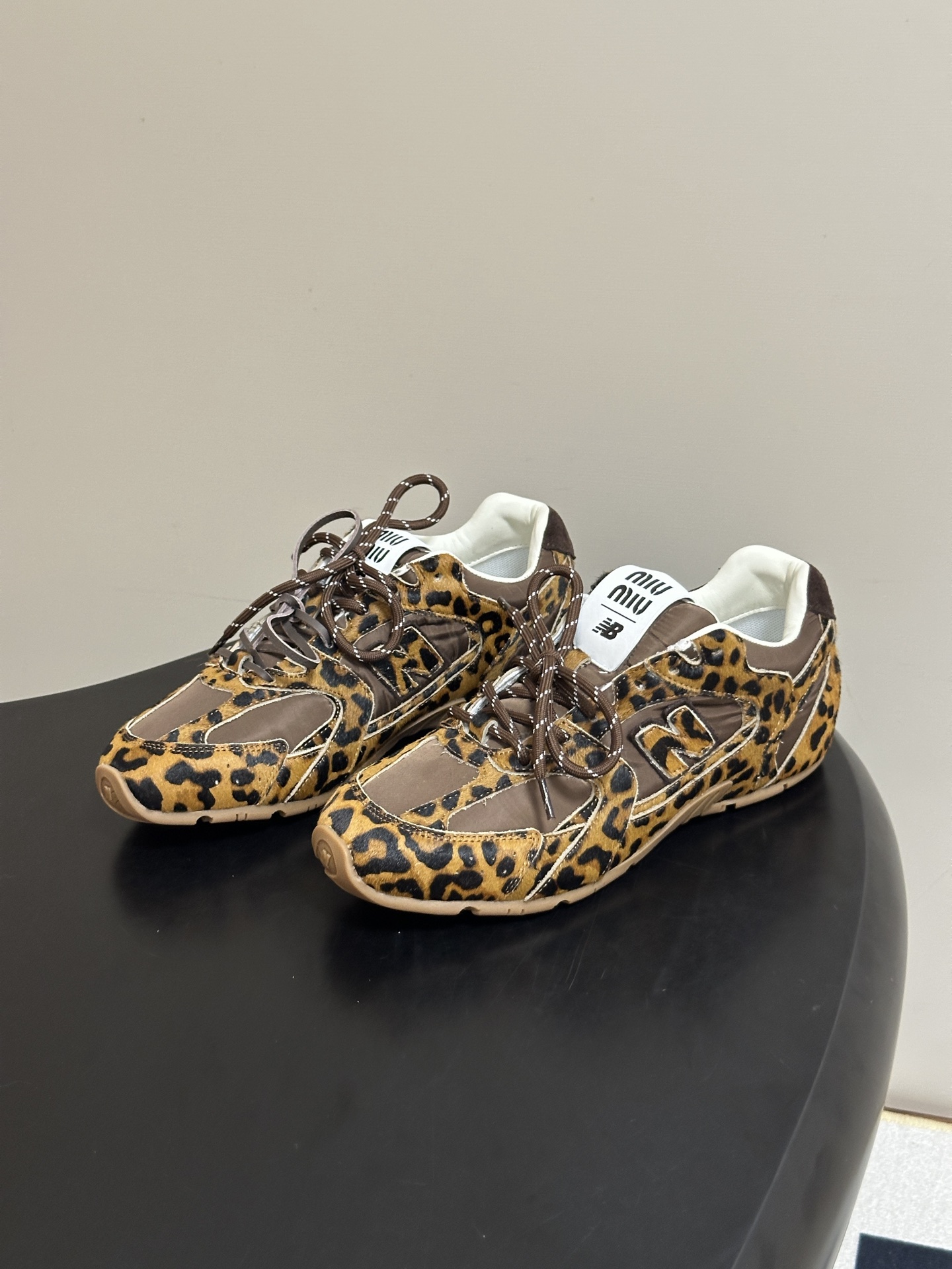 MIUMIU X NEW 缪缪 Balance 530 NB联名走秀款 2026 最新配色 牛反绒皮革织布运动鞋复古球鞋