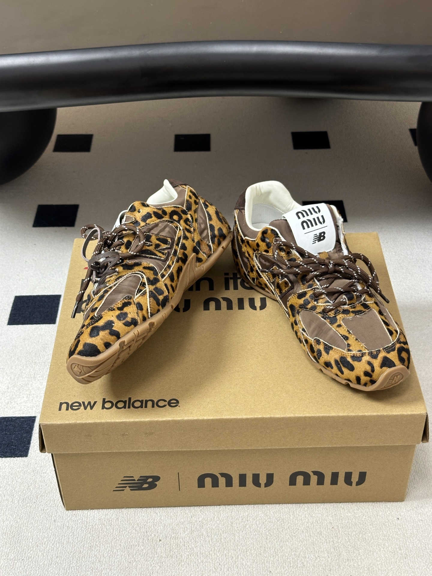 MIUMIU X NEW 缪缪 Balance 530 NB联名走秀款 2026 最新配色 牛反绒皮革织布运动鞋复古球鞋