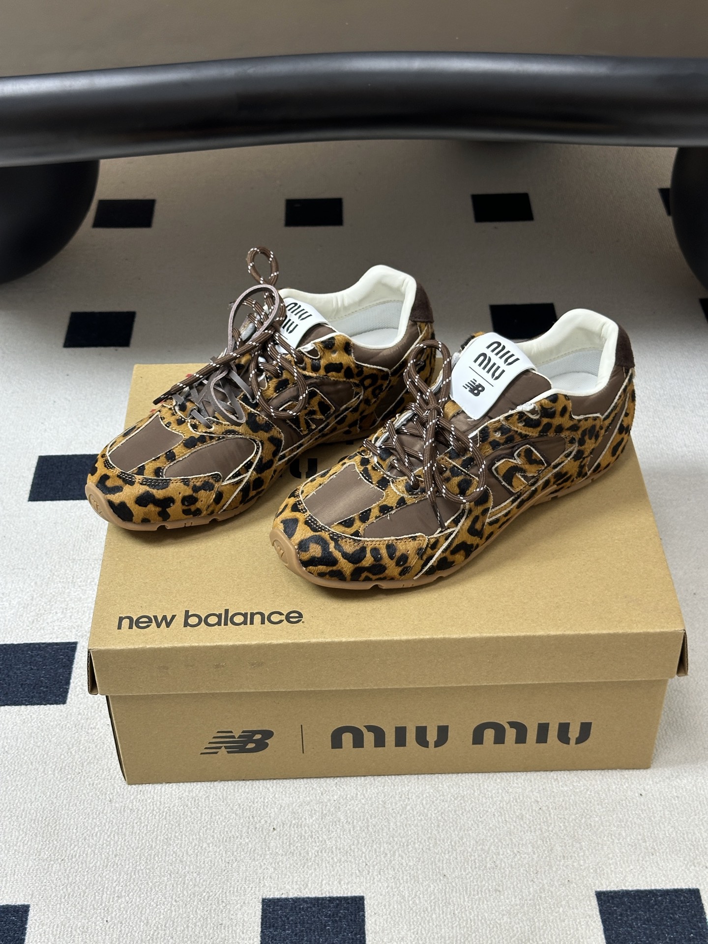 MIUMIU X NEW 缪缪 Balance 530 NB联名走秀款 2026 最新配色 牛反绒皮革织布运动鞋复古球鞋