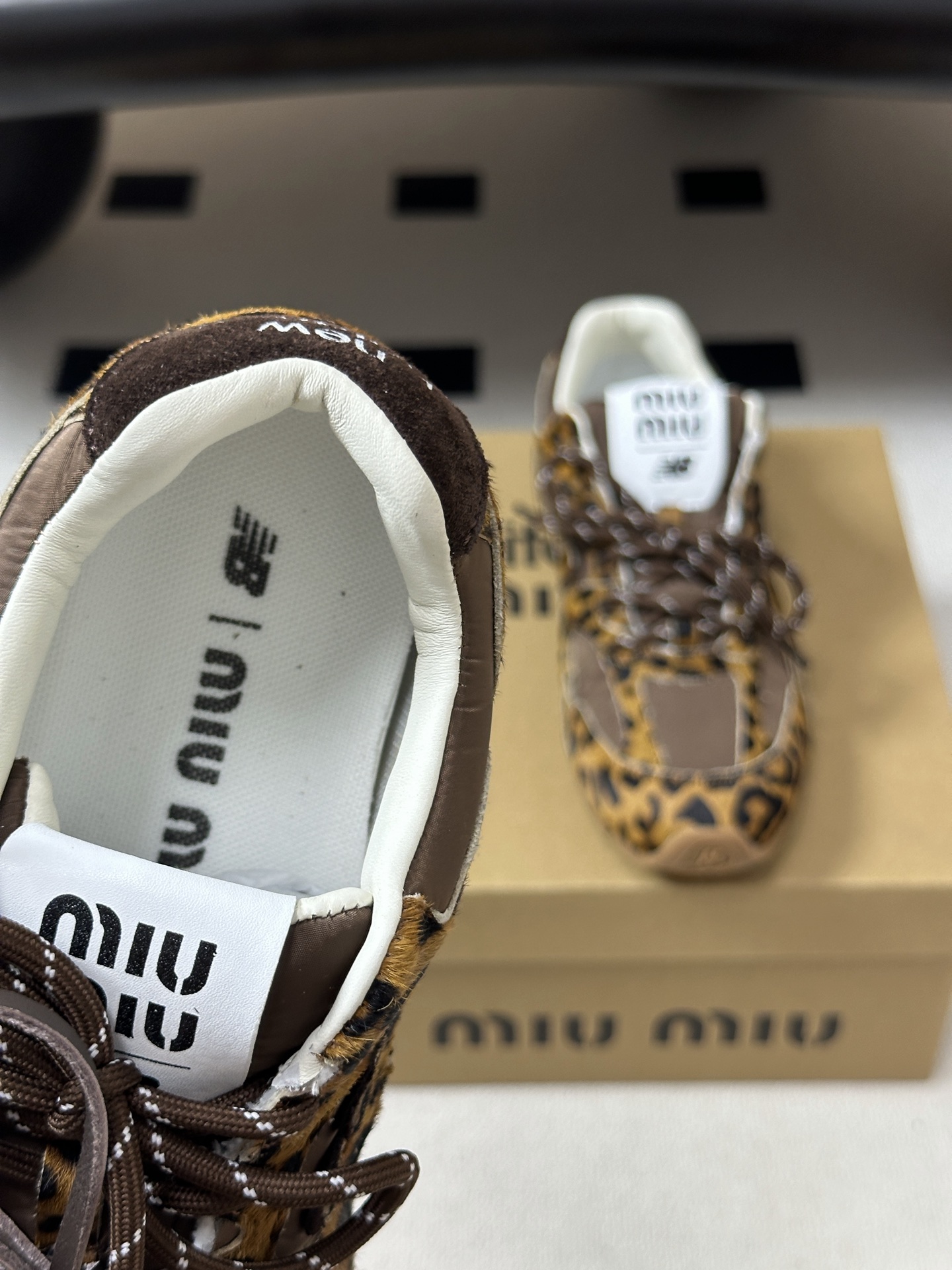 MIUMIU X NEW 缪缪 Balance 530 NB联名走秀款 2026 最新配色 牛反绒皮革织布运动鞋复古球鞋