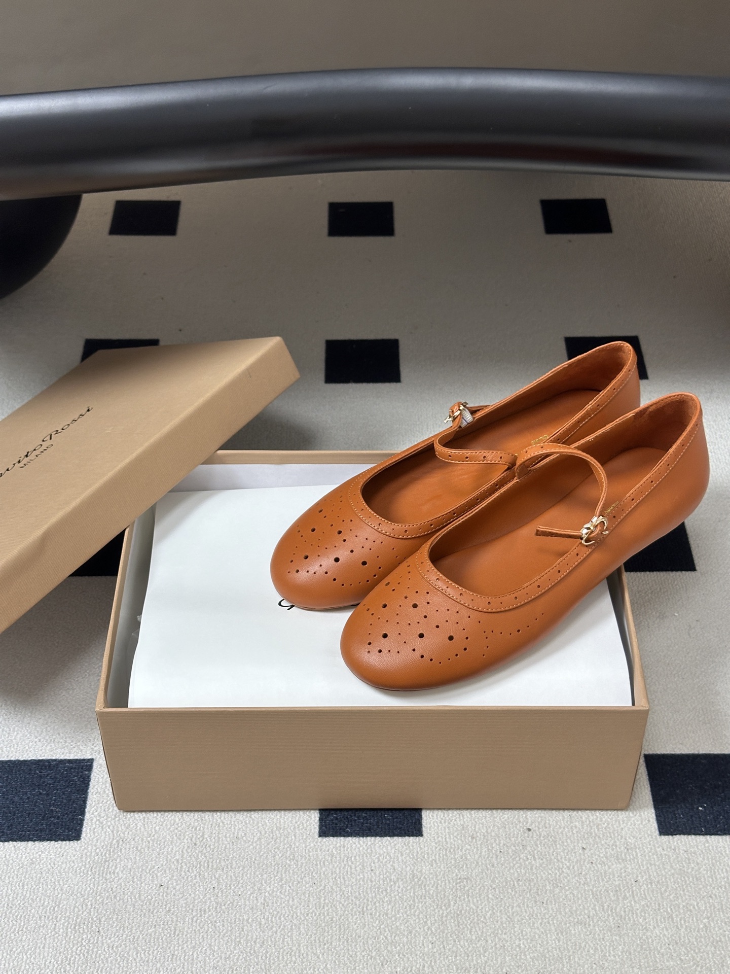 Gianvito Rossi 26 早秋新款 罗西GR 复古雕花冲孔芭蕾舞鞋薄底超软浅口单鞋经典 R 扣一字带平底玛丽珍