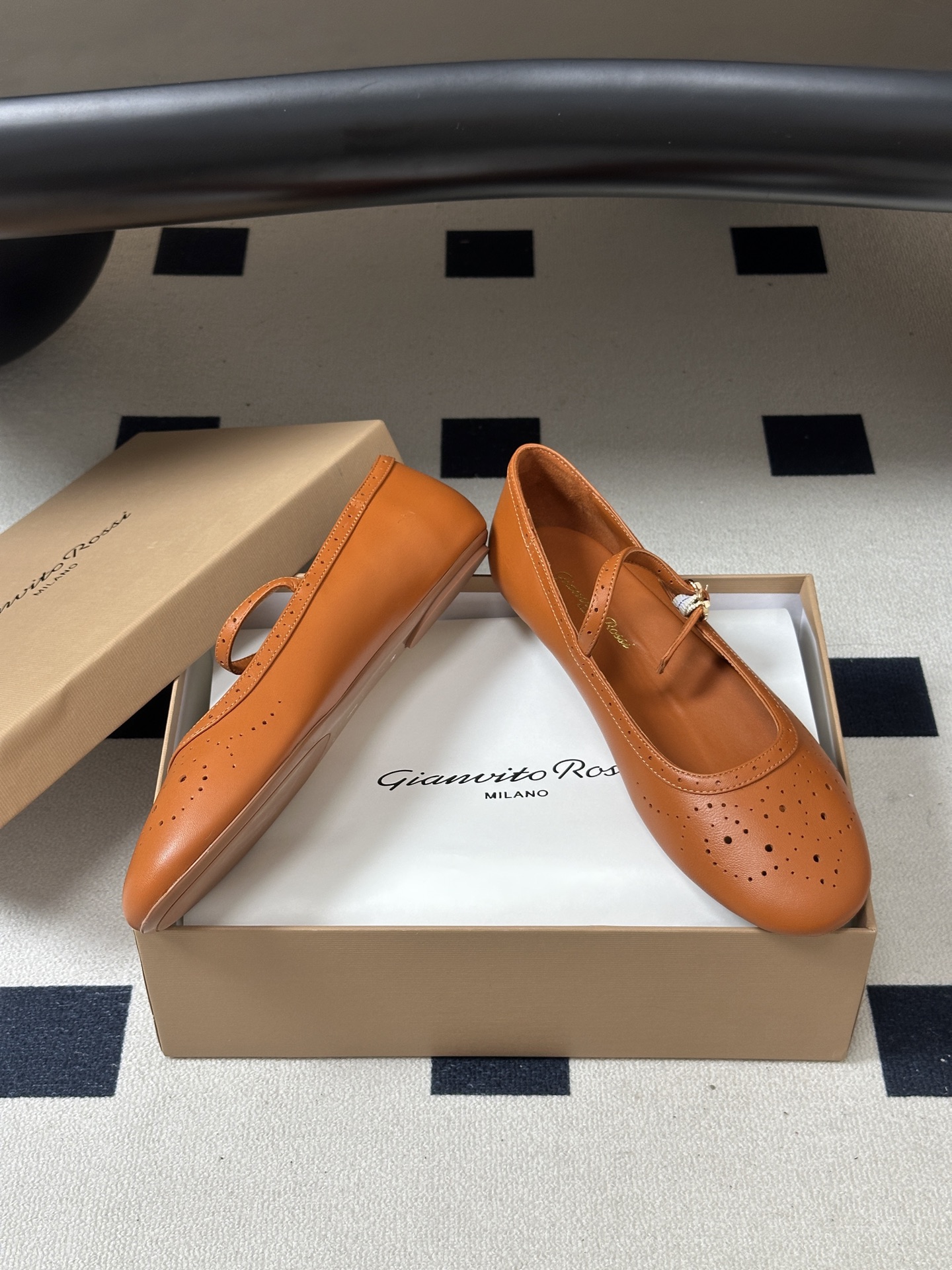 Gianvito Rossi 26 早秋新款 罗西GR 复古雕花冲孔芭蕾舞鞋薄底超软浅口单鞋经典 R 扣一字带平底玛丽珍