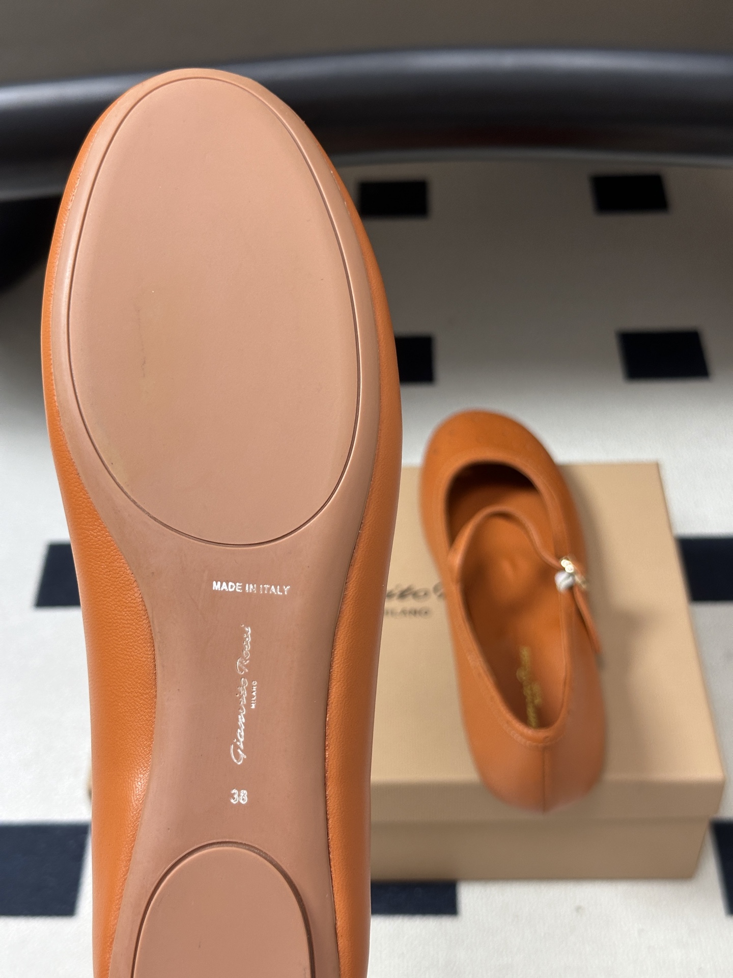 Gianvito Rossi 26 早秋新款 罗西GR 复古雕花冲孔芭蕾舞鞋薄底超软浅口单鞋经典 R 扣一字带平底玛丽珍
