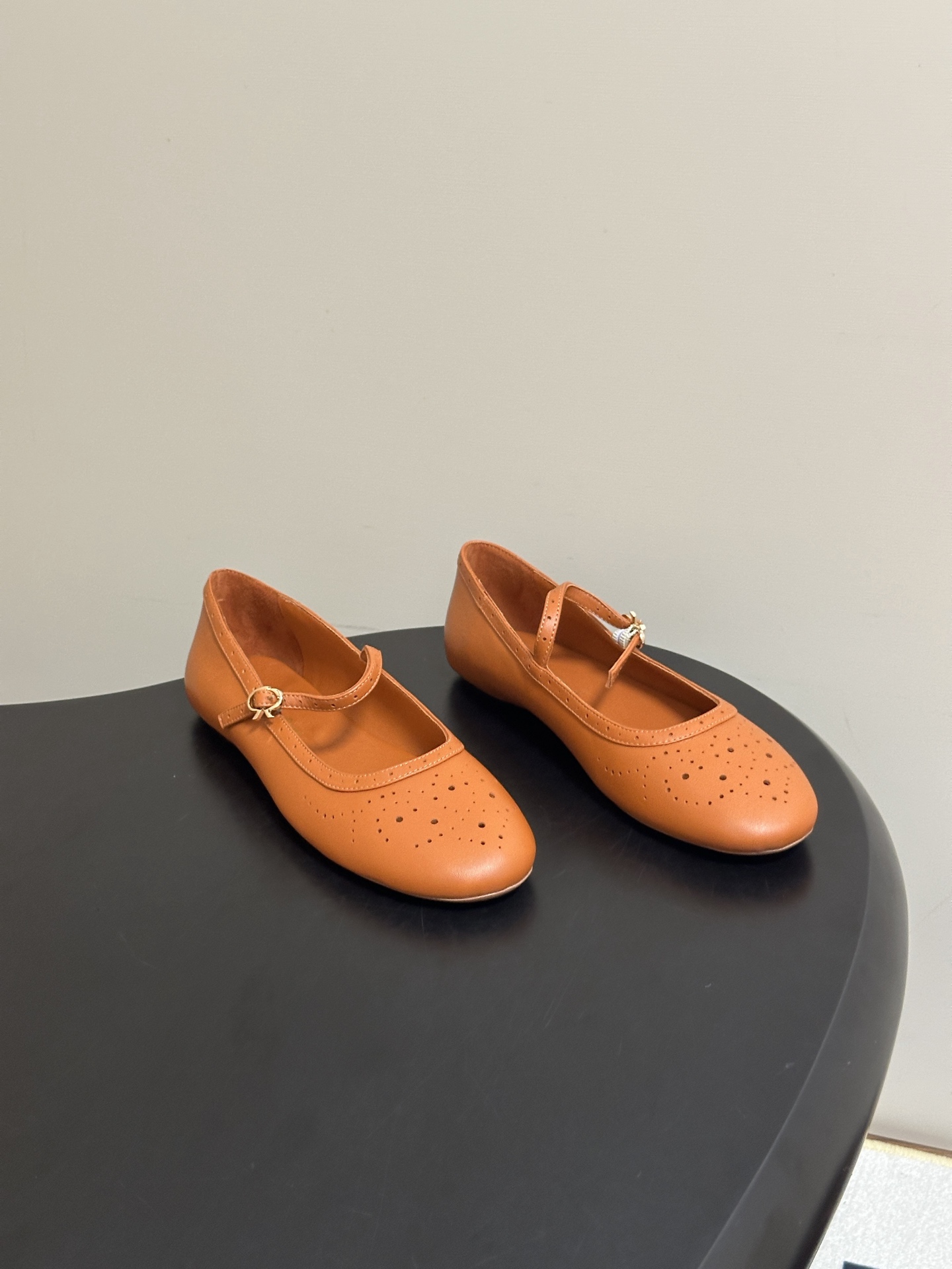Gianvito Rossi 26 早秋新款 罗西GR 复古雕花冲孔芭蕾舞鞋薄底超软浅口单鞋经典 R 扣一字带平底玛丽珍
