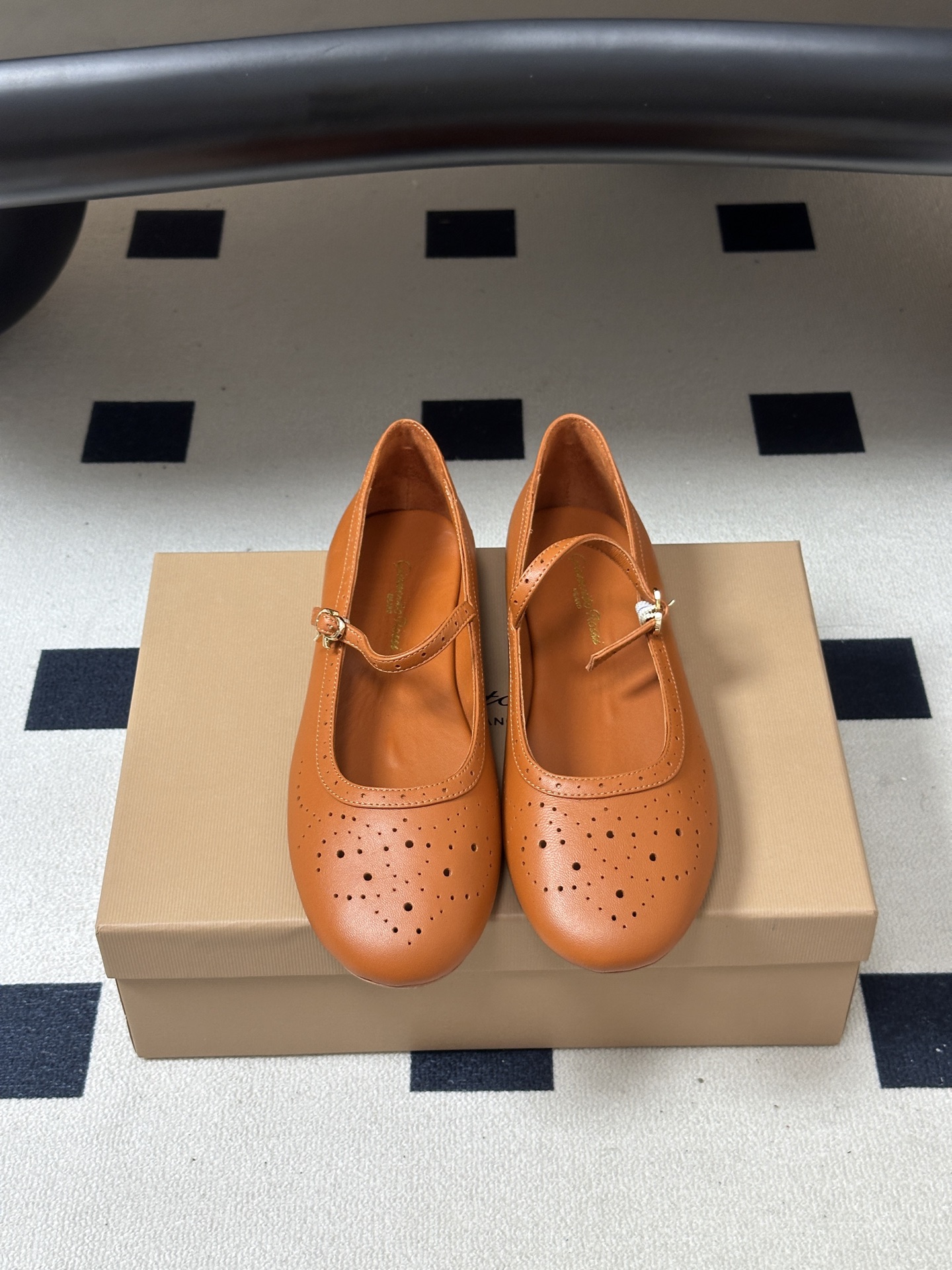 Gianvito Rossi 26 早秋新款 罗西GR 复古雕花冲孔芭蕾舞鞋薄底超软浅口单鞋经典 R 扣一字带平底玛丽珍
