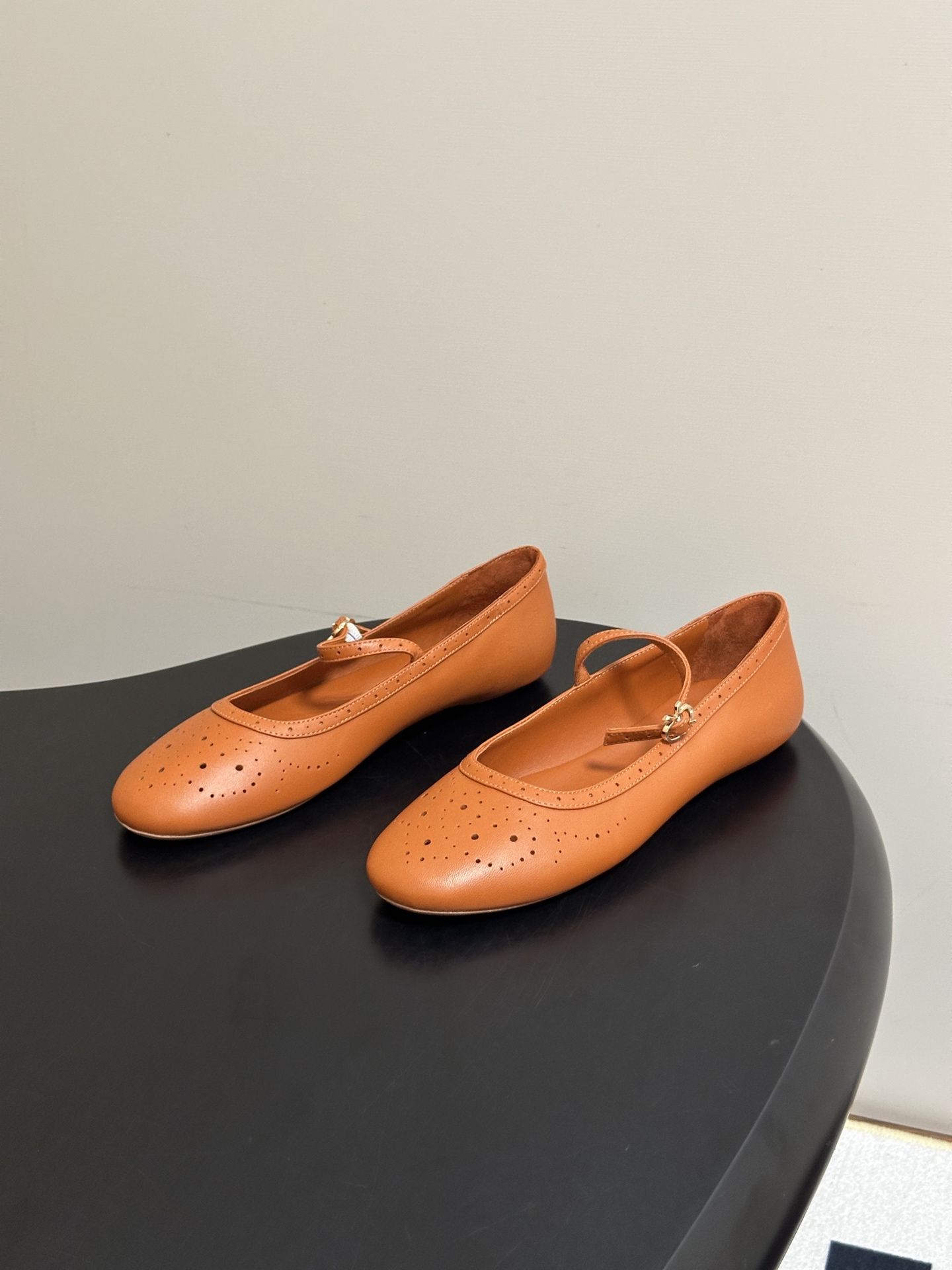 Gianvito Rossi 26 早秋新款 罗西GR 复古雕花冲孔芭蕾舞鞋薄底超软浅口单鞋经典 R 扣一字带平底玛丽珍