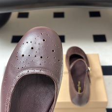Gianvito Rossi 26 早秋新款 罗西GR 复古雕花冲孔芭蕾舞鞋薄底超软浅口单鞋经典 R 扣一字带平底玛丽珍 Gianvito Rossi 26 早秋新款 罗西GR 复古雕花冲孔芭蕾舞鞋薄底超软浅口单鞋经典 R 扣一字带平底玛丽珍