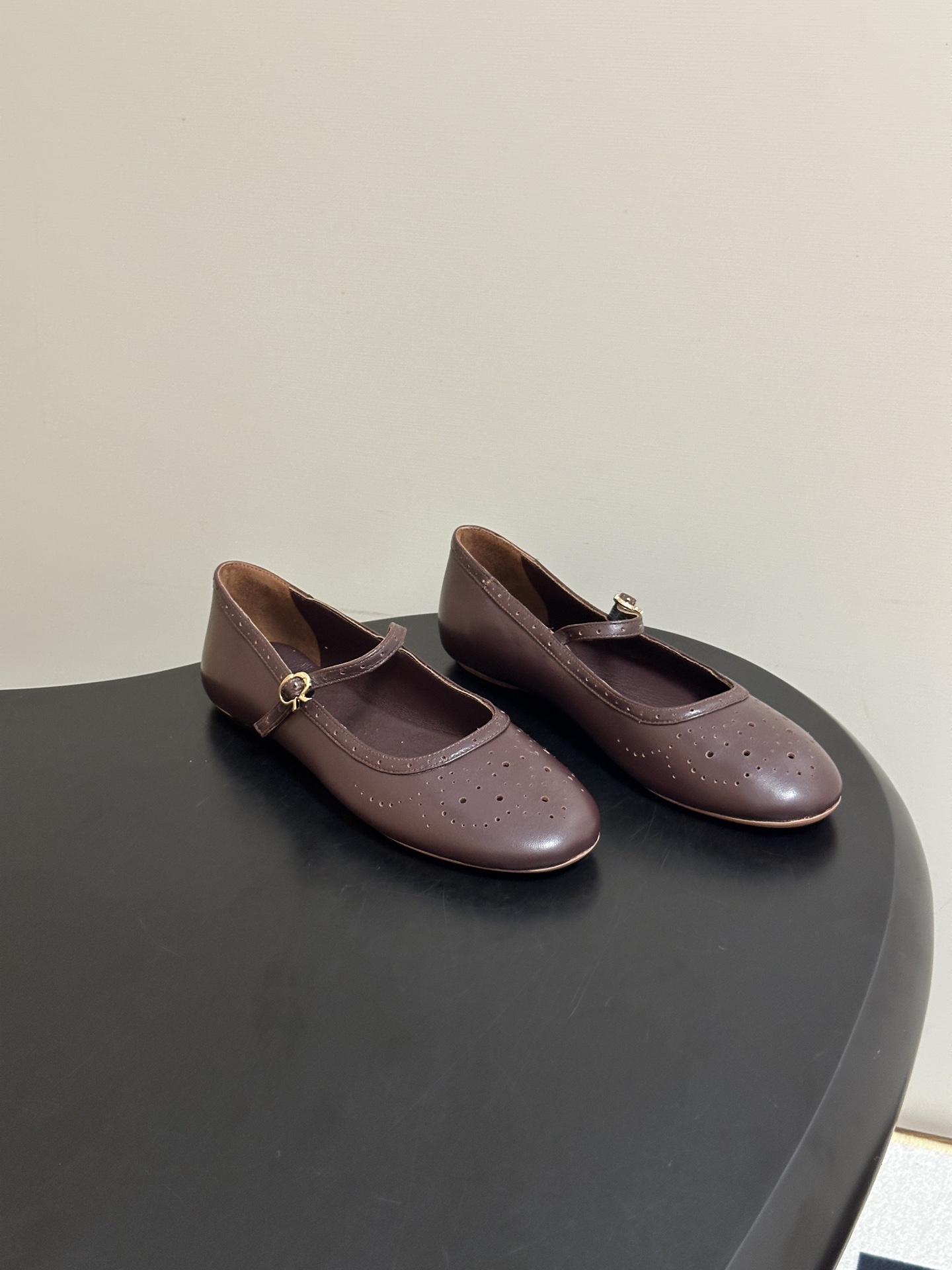 Gianvito Rossi 26 早秋新款 罗西GR 复古雕花冲孔芭蕾舞鞋薄底超软浅口单鞋经典 R 扣一字带平底玛丽珍