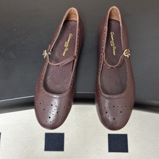 Gianvito Rossi 26 早秋新款 罗西GR 复古雕花冲孔芭蕾舞鞋薄底超软浅口单鞋经典 R 扣一字带平底玛丽珍 Gianvito Rossi 26 早秋新款 罗西GR 复古雕花冲孔芭蕾舞鞋薄底超软浅口单鞋经典 R 扣一字带平底玛丽珍