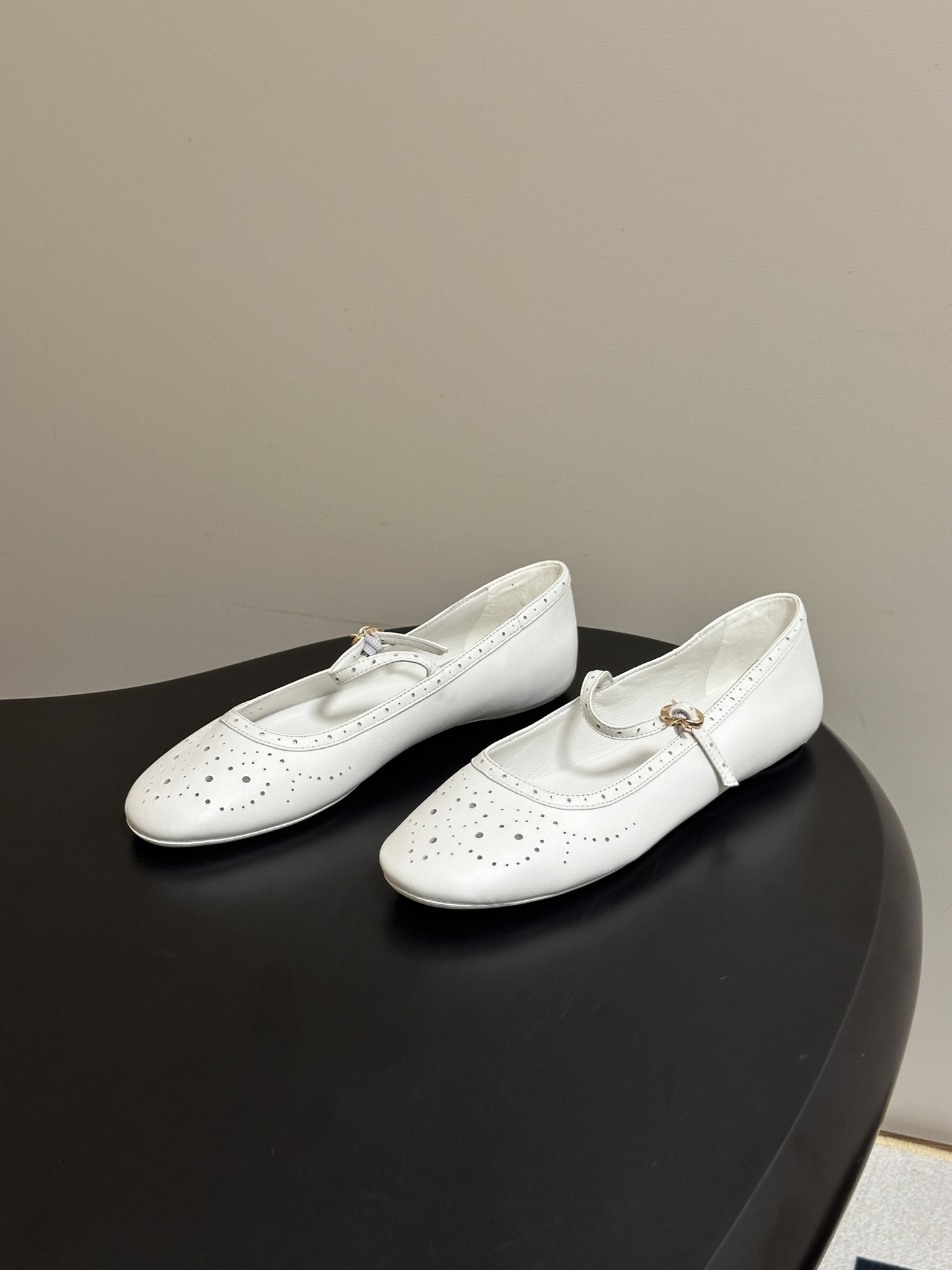 Gianvito Rossi 26 早秋新款 罗西GR 复古雕花冲孔芭蕾舞鞋薄底超软浅口单鞋经典 R 扣一字带平底玛丽珍 Gianvito Rossi 26 早秋新款 罗西GR 复古雕花冲孔芭蕾舞鞋薄底超软浅口单鞋经典 R 扣一字带平底玛丽珍