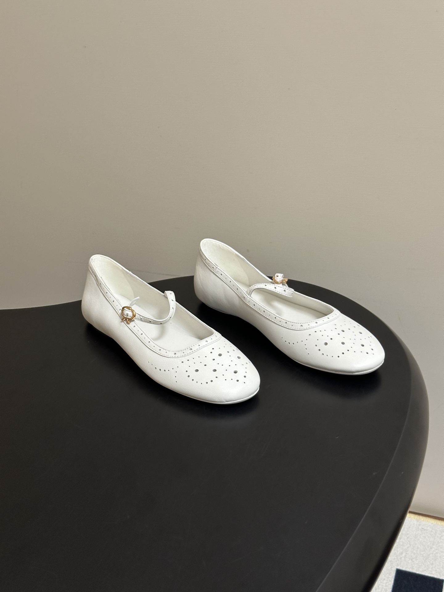 Gianvito Rossi 26 早秋新款 罗西GR 复古雕花冲孔芭蕾舞鞋薄底超软浅口单鞋经典 R 扣一字带平底玛丽珍