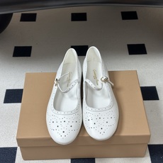 Gianvito Rossi 26 早秋新款 罗西GR 复古雕花冲孔芭蕾舞鞋薄底超软浅口单鞋经典 R 扣一字带平底玛丽珍 Gianvito Rossi 26 早秋新款 罗西GR 复古雕花冲孔芭蕾舞鞋薄底超软浅口单鞋经典 R 扣一字带平底玛丽珍