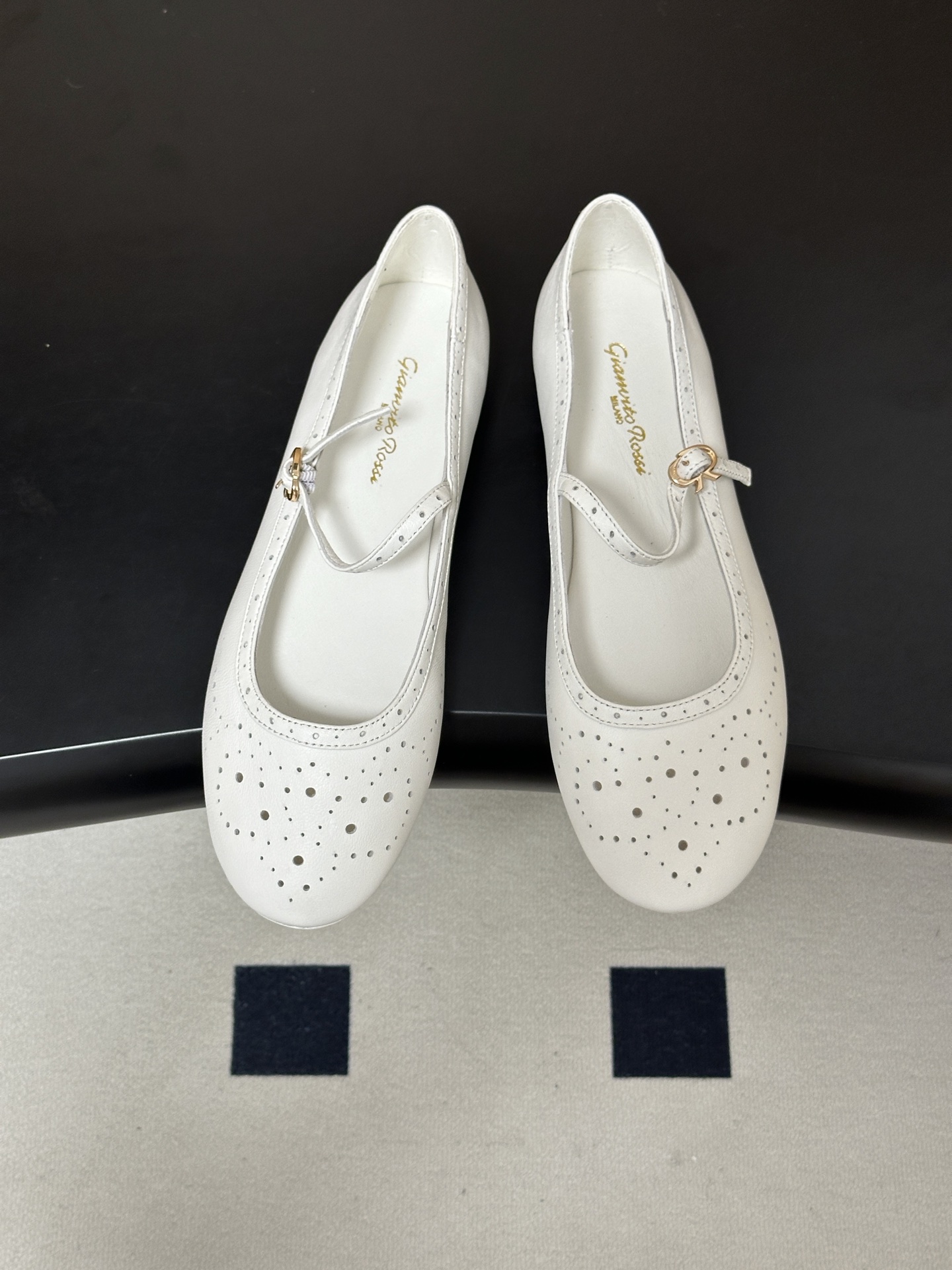 Gianvito Rossi 26 早秋新款 罗西GR 复古雕花冲孔芭蕾舞鞋薄底超软浅口单鞋经典 R 扣一字带平底玛丽珍 Gianvito Rossi 26 早秋新款 罗西GR 复古雕花冲孔芭蕾舞鞋薄底超软浅口单鞋经典 R 扣一字带平底玛丽珍