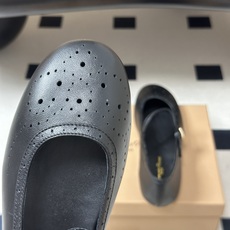 Gianvito Rossi 26 早秋新款 罗西GR 复古雕花冲孔芭蕾舞鞋薄底超软浅口单鞋经典 R 扣一字带平底玛丽珍 Gianvito Rossi 26 早秋新款 罗西GR 复古雕花冲孔芭蕾舞鞋薄底超软浅口单鞋经典 R 扣一字带平底玛丽珍