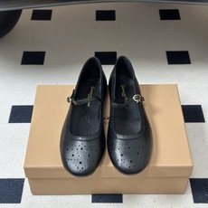 Gianvito Rossi 26 早秋新款 罗西GR 复古雕花冲孔芭蕾舞鞋薄底超软浅口单鞋经典 R 扣一字带平底玛丽珍 Gianvito Rossi 26 早秋新款 罗西GR 复古雕花冲孔芭蕾舞鞋薄底超软浅口单鞋经典 R 扣一字带平底玛丽珍
