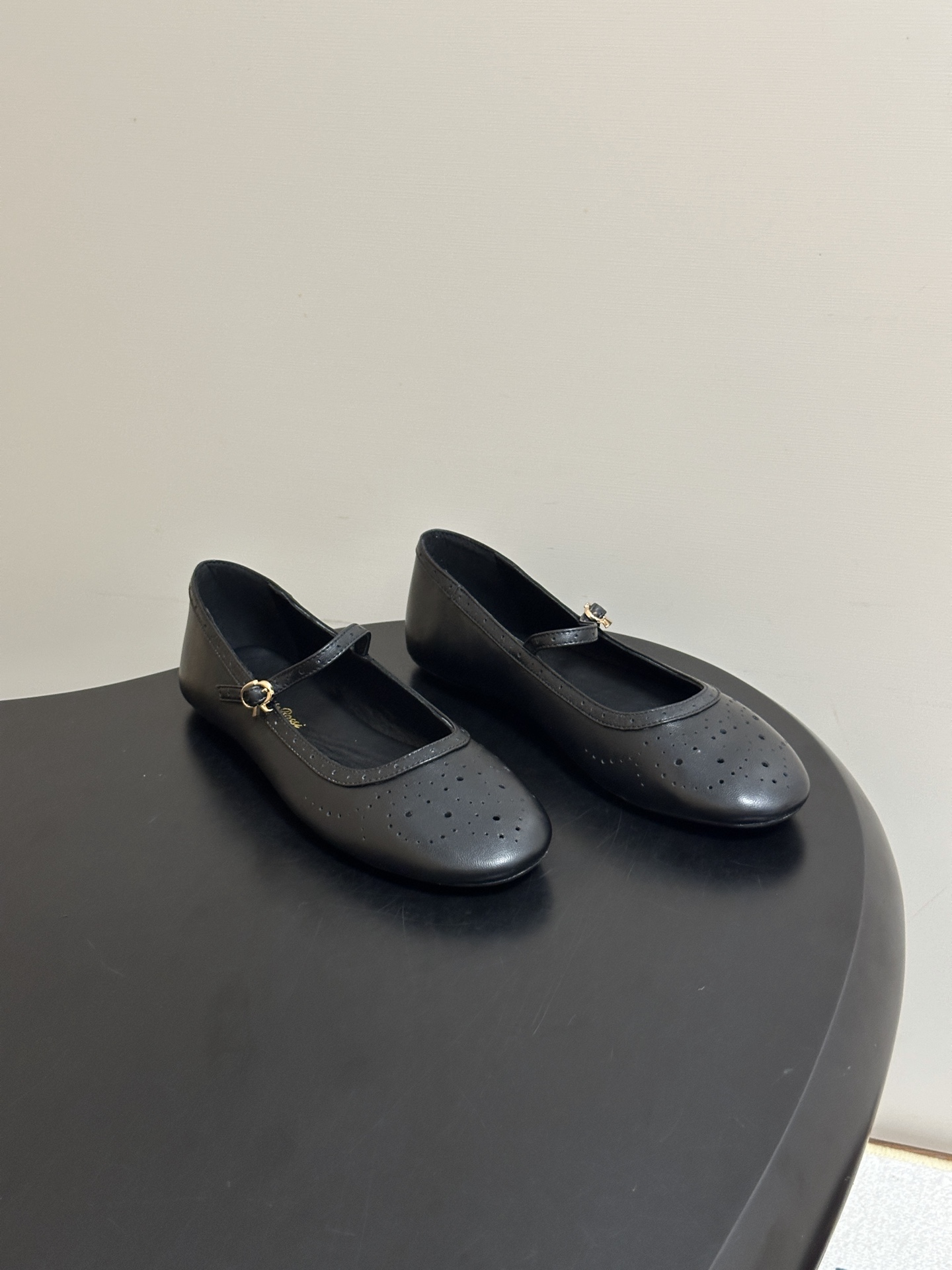Gianvito Rossi 26 早秋新款 罗西GR 复古雕花冲孔芭蕾舞鞋薄底超软浅口单鞋经典 R 扣一字带平底玛丽珍