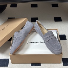 Gianvito Rossi 26 早秋新款 罗西GR 芭蕾舞鞋薄底超软浅口单鞋平底复古麂皮绒面乐福鞋 轻盈生趣,姿态自 Gianvito Rossi 26 早秋新款 罗西GR 芭蕾舞鞋薄底超软浅口单鞋平底复古麂皮绒面乐福鞋 轻盈生趣,姿态自