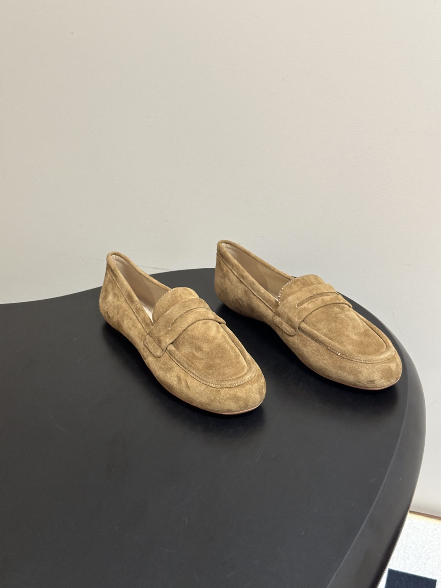Gianvito Rossi 26 早秋新款 罗西GR 芭蕾舞鞋薄底超软浅口单鞋平底复古麂皮绒面乐福鞋 轻盈生趣，姿态自