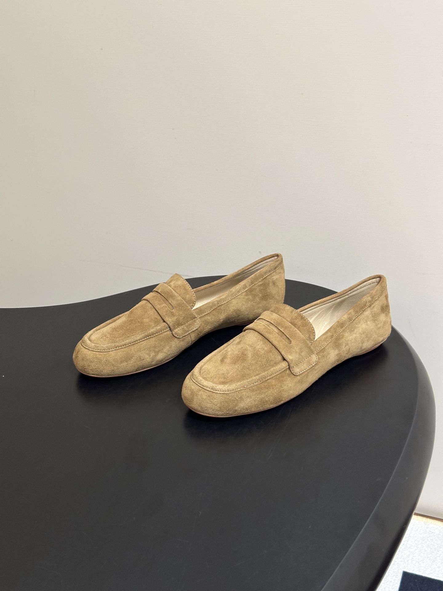 Gianvito Rossi 26 早秋新款 罗西GR 芭蕾舞鞋薄底超软浅口单鞋平底复古麂皮绒面乐福鞋 轻盈生趣,姿态自 Gianvito Rossi 26 早秋新款 罗西GR 芭蕾舞鞋薄底超软浅口单鞋平底复古麂皮绒面乐福鞋 轻盈生趣,姿态自