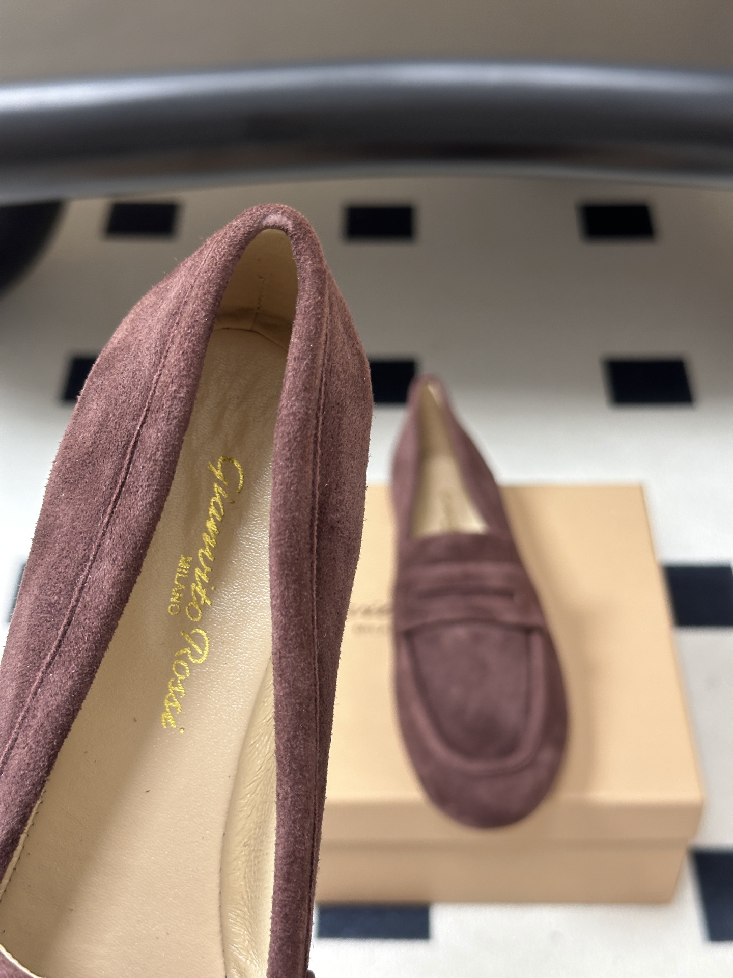 Gianvito Rossi 26 早秋新款 罗西GR 芭蕾舞鞋薄底超软浅口单鞋平底复古麂皮绒面乐福鞋 轻盈生趣，姿态自