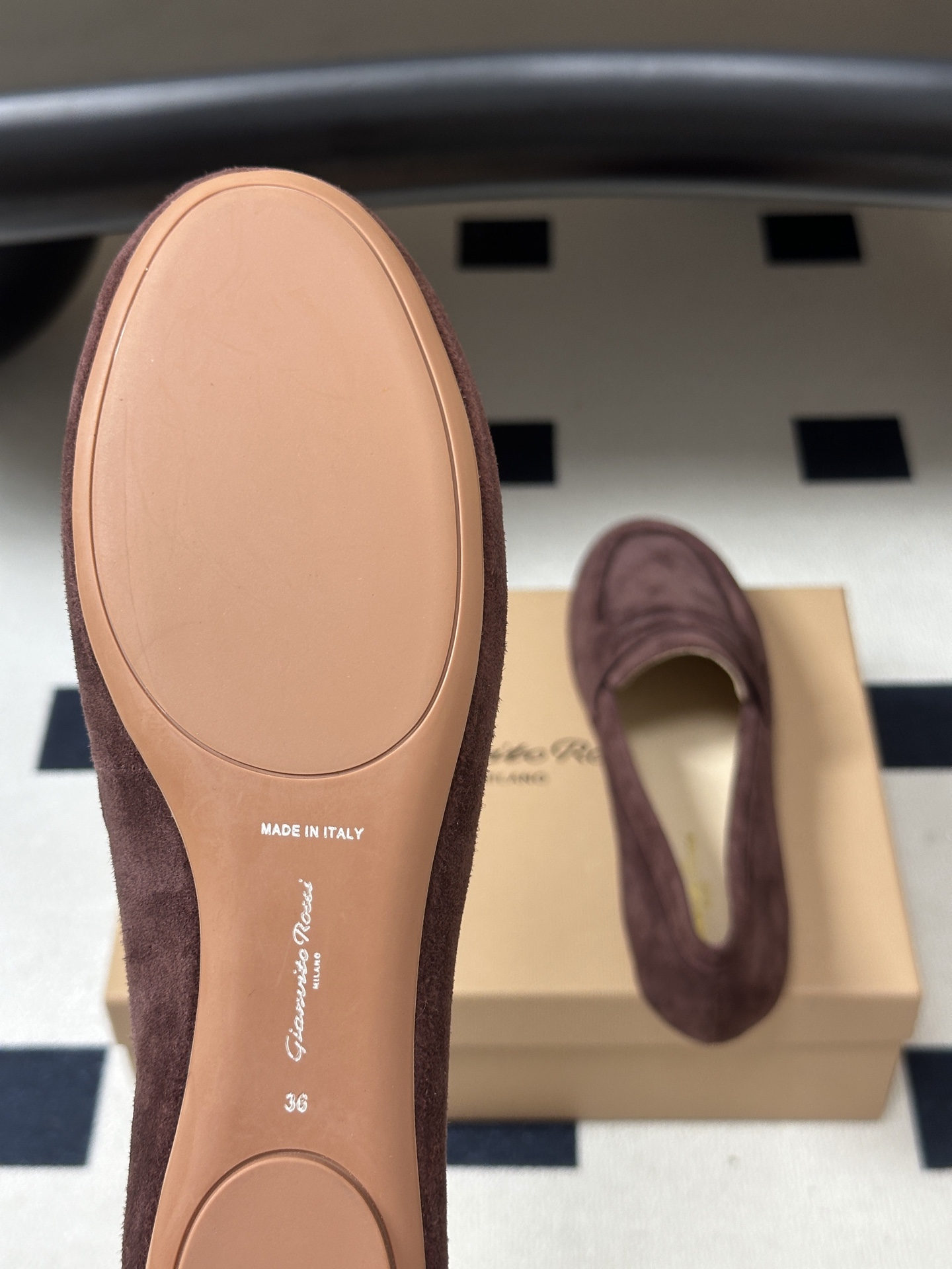 Gianvito Rossi 26 早秋新款 罗西GR 芭蕾舞鞋薄底超软浅口单鞋平底复古麂皮绒面乐福鞋 轻盈生趣，姿态自