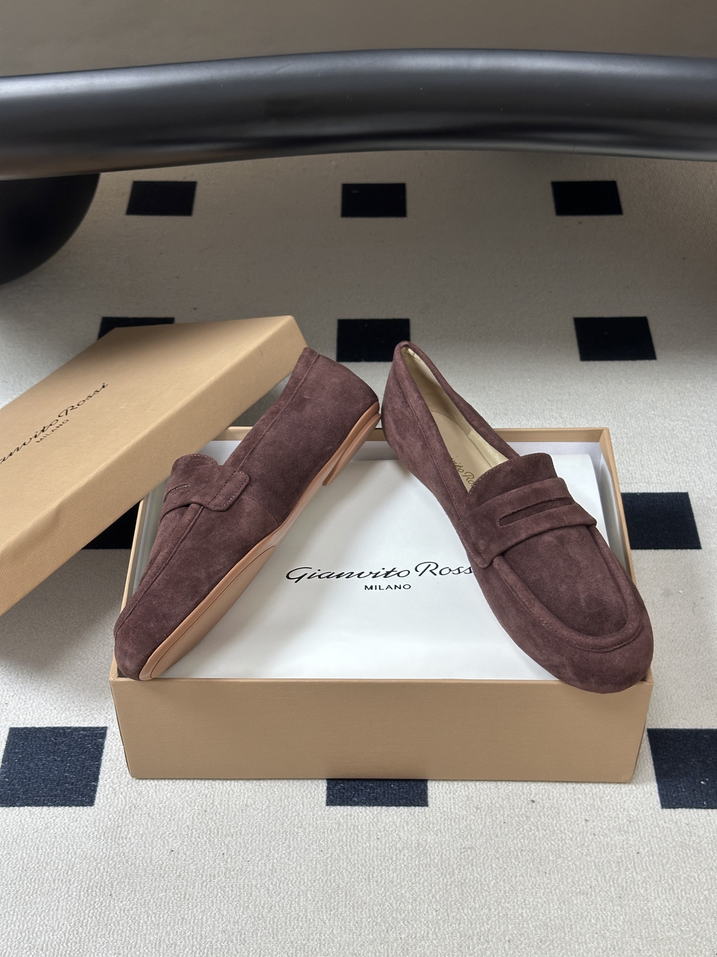 Gianvito Rossi 26 早秋新款 罗西GR 芭蕾舞鞋薄底超软浅口单鞋平底复古麂皮绒面乐福鞋 轻盈生趣，姿态自