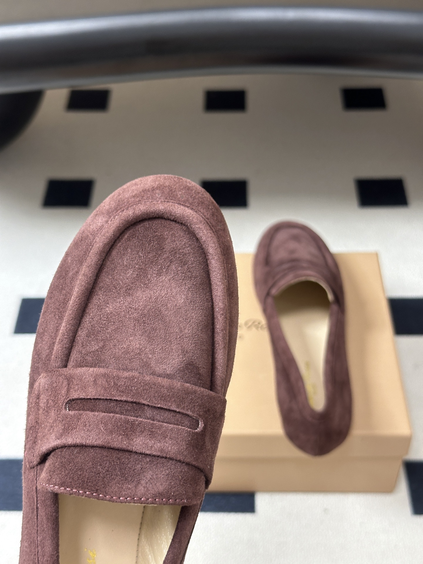 Gianvito Rossi 26 早秋新款 罗西GR 芭蕾舞鞋薄底超软浅口单鞋平底复古麂皮绒面乐福鞋 轻盈生趣，姿态自