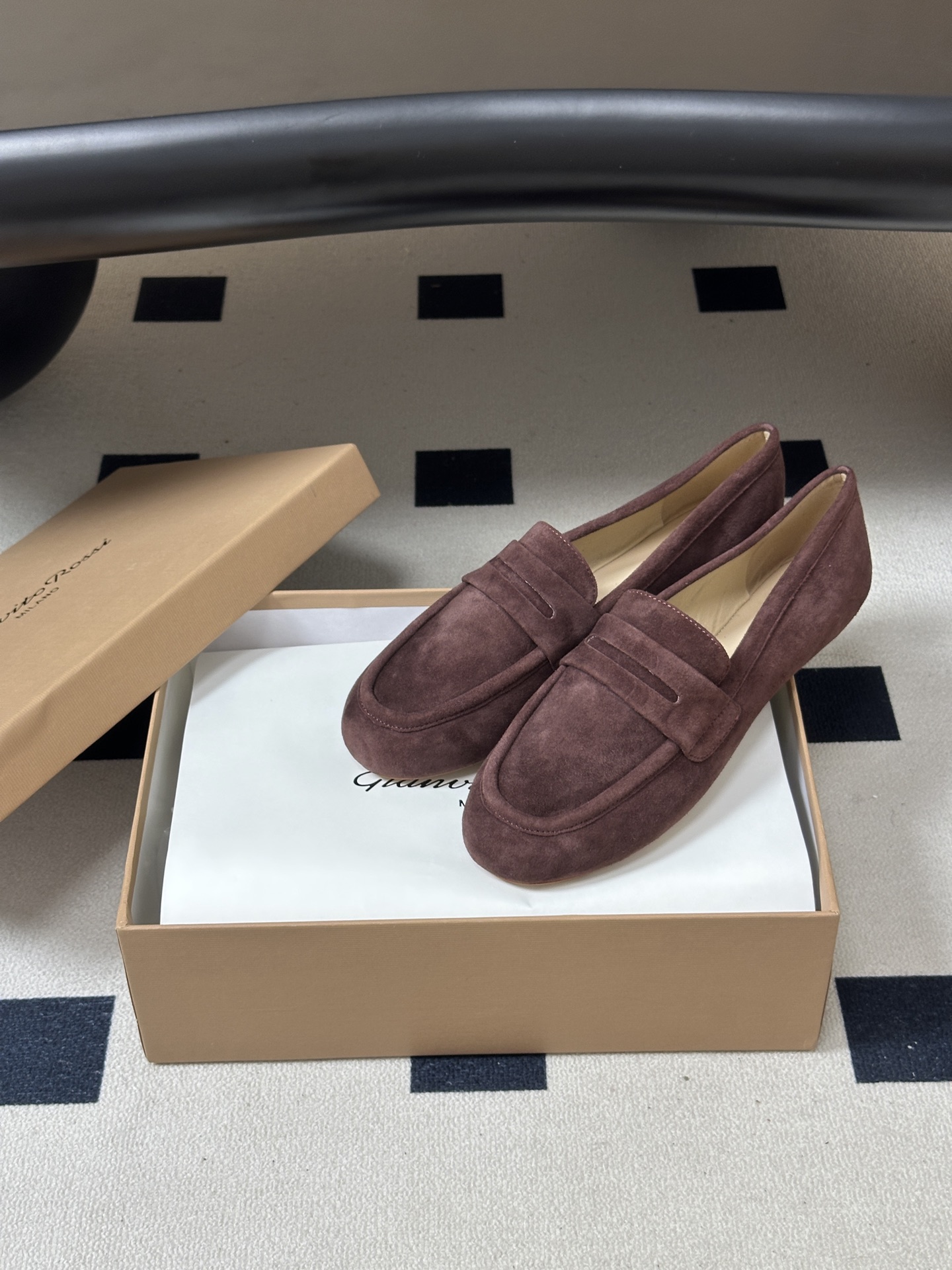 Gianvito Rossi 26 早秋新款 罗西GR 芭蕾舞鞋薄底超软浅口单鞋平底复古麂皮绒面乐福鞋 轻盈生趣，姿态自