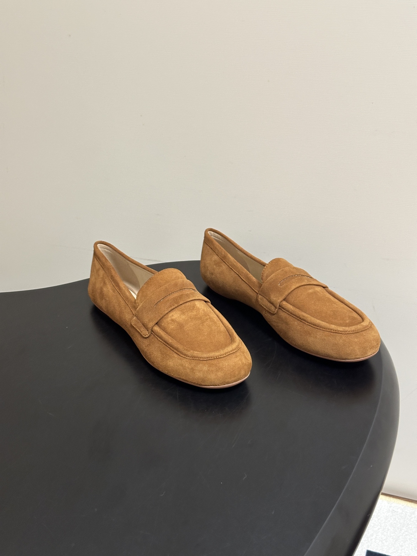 Gianvito Rossi 26 早秋新款 罗西GR 芭蕾舞鞋薄底超软浅口单鞋平底复古麂皮绒面乐福鞋 轻盈生趣，姿态自