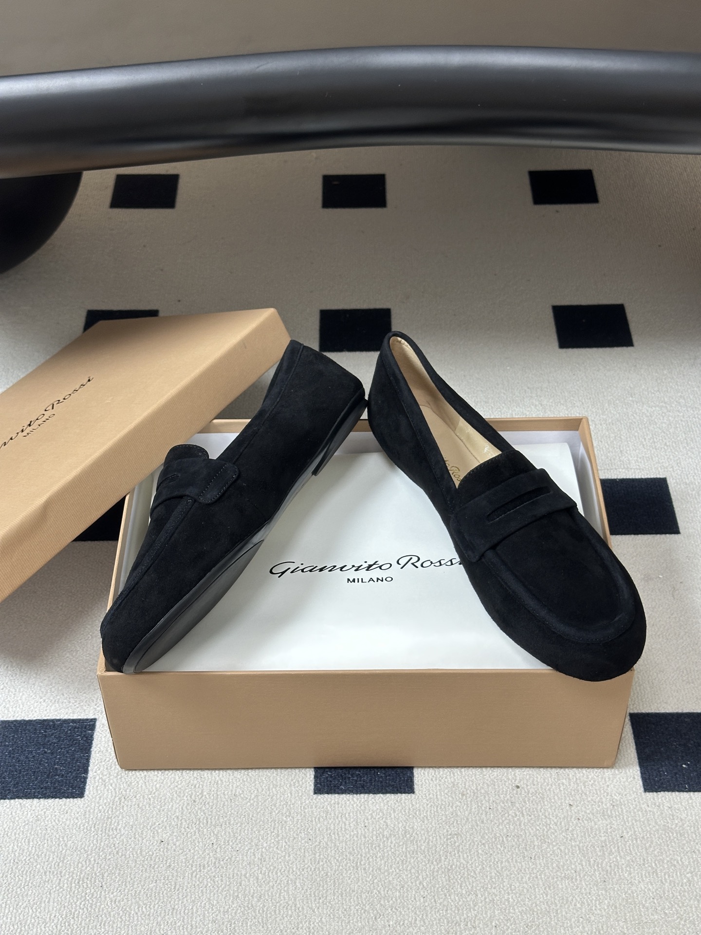 Gianvito Rossi 26 早秋新款 罗西GR 芭蕾舞鞋薄底超软浅口单鞋平底复古麂皮绒面乐福鞋 轻盈生趣，姿态自