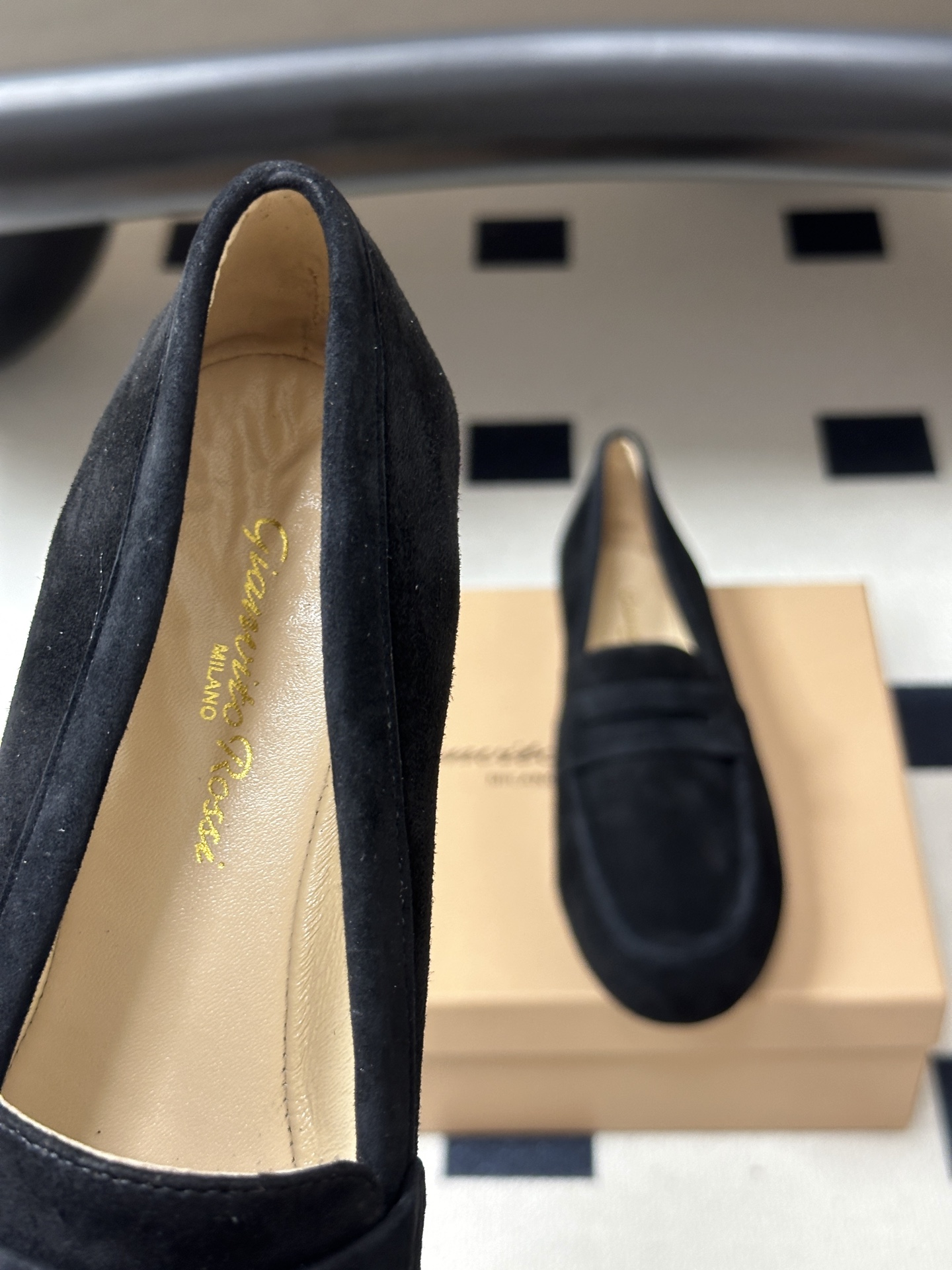 Gianvito Rossi 26 早秋新款 罗西GR 芭蕾舞鞋薄底超软浅口单鞋平底复古麂皮绒面乐福鞋 轻盈生趣，姿态自