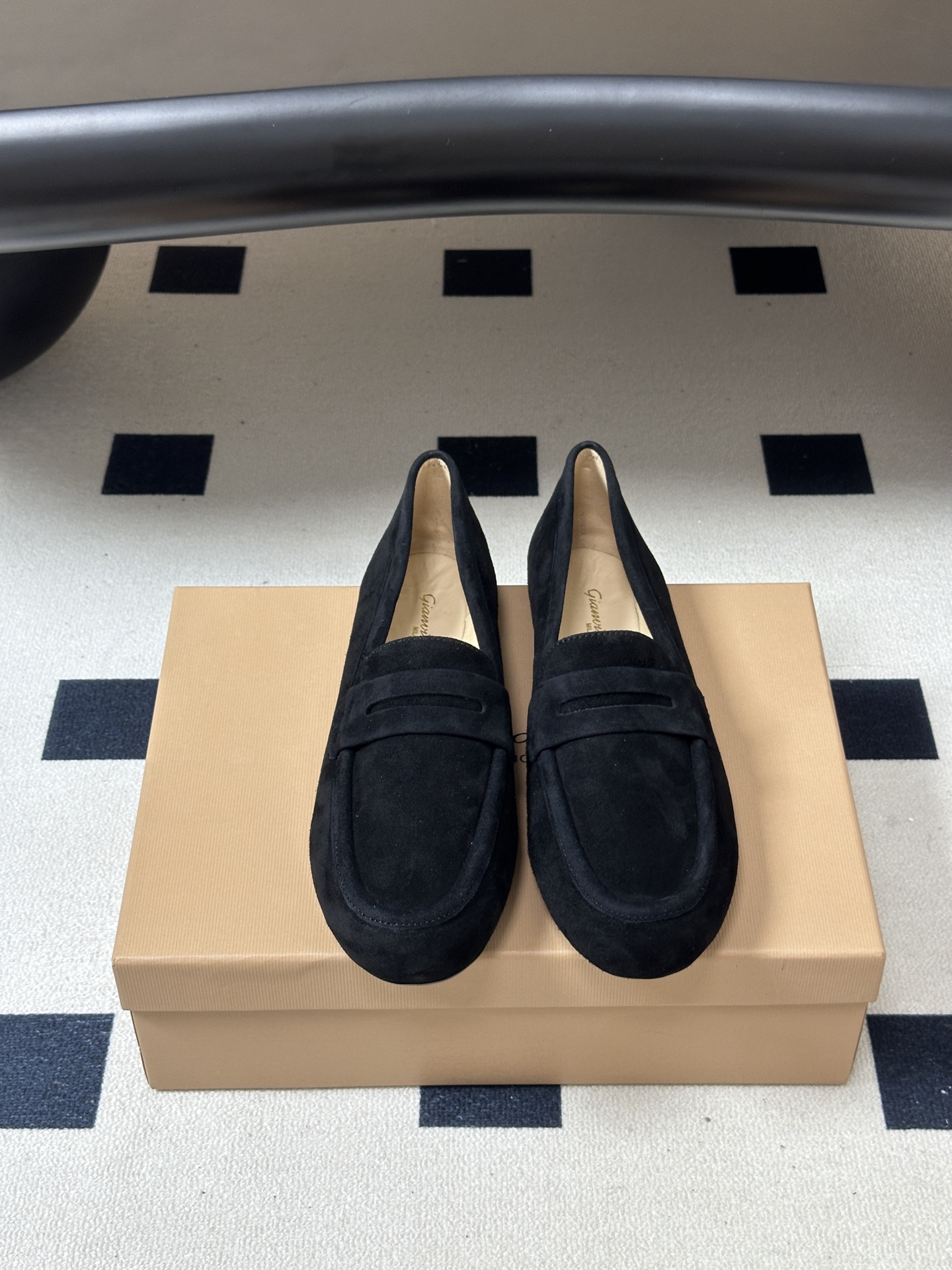 Gianvito Rossi 26 早秋新款 罗西GR 芭蕾舞鞋薄底超软浅口单鞋平底复古麂皮绒面乐福鞋 轻盈生趣，姿态自