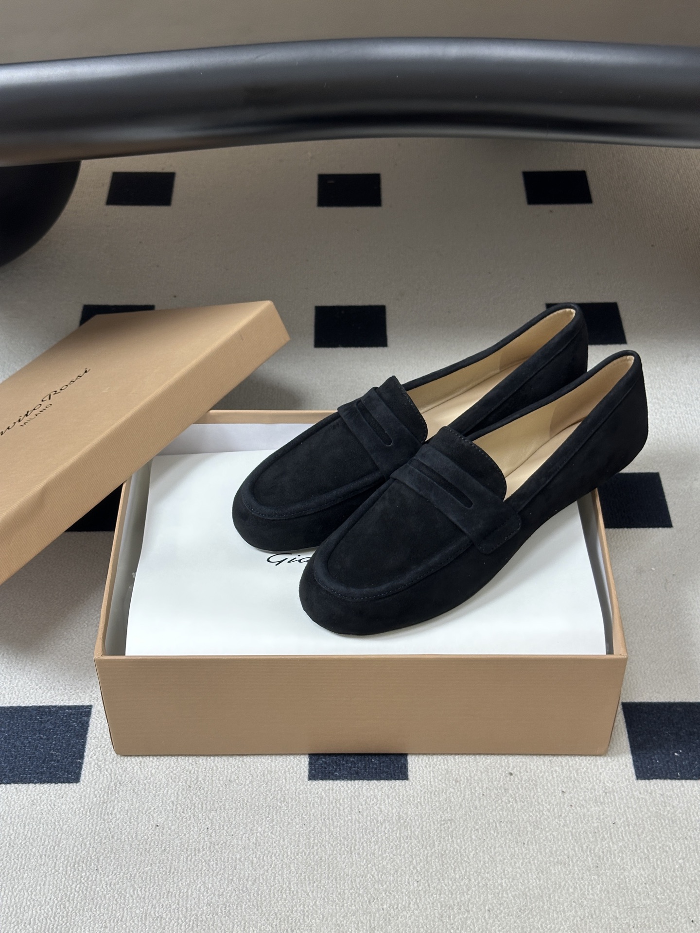 Gianvito Rossi 26 早秋新款 罗西GR 芭蕾舞鞋薄底超软浅口单鞋平底复古麂皮绒面乐福鞋 轻盈生趣，姿态自