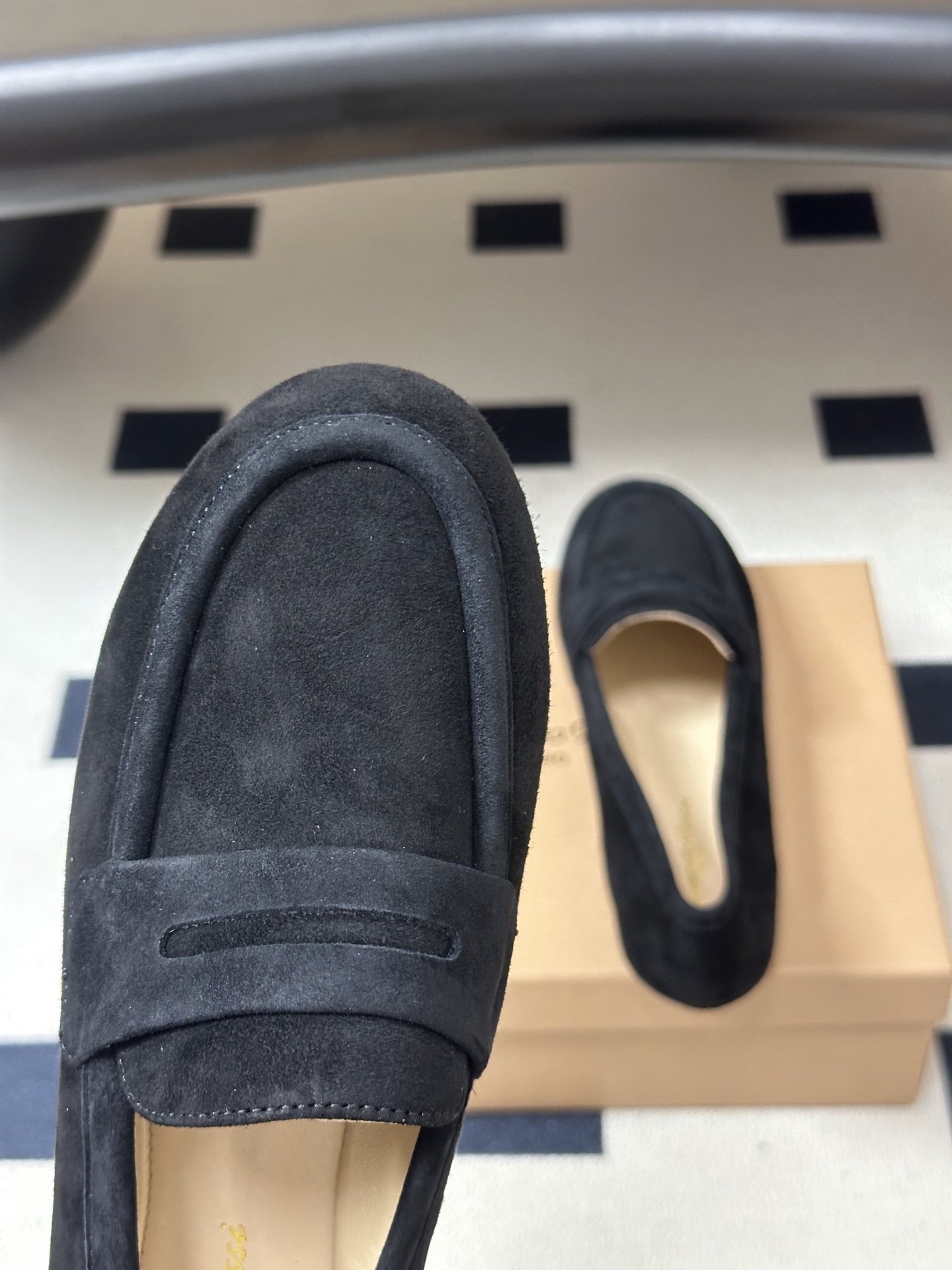 Gianvito Rossi 26 早秋新款 罗西GR 芭蕾舞鞋薄底超软浅口单鞋平底复古麂皮绒面乐福鞋 轻盈生趣，姿态自