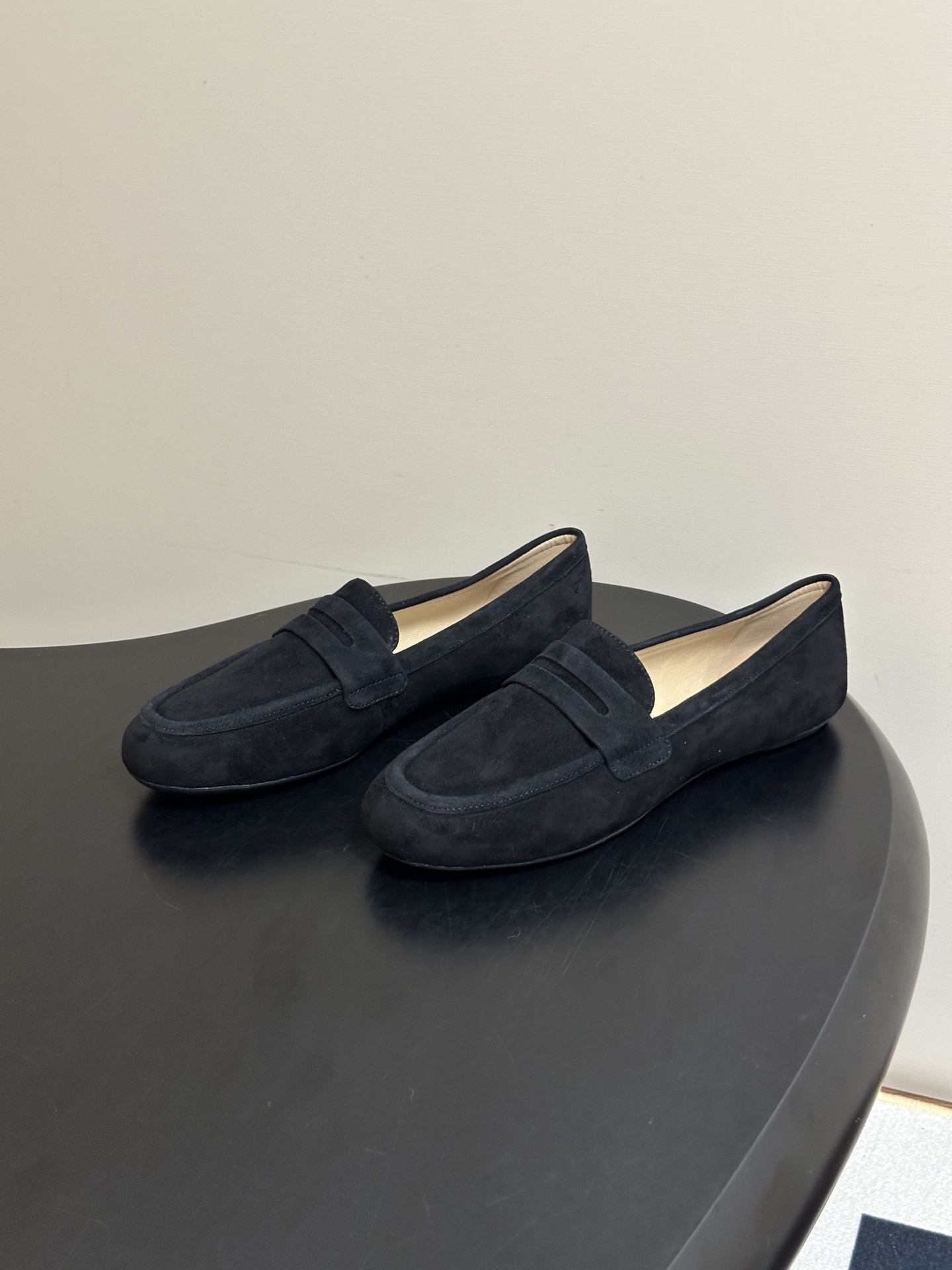 Gianvito Rossi 26 早秋新款 罗西GR 芭蕾舞鞋薄底超软浅口单鞋平底复古麂皮绒面乐福鞋 轻盈生趣，姿态自