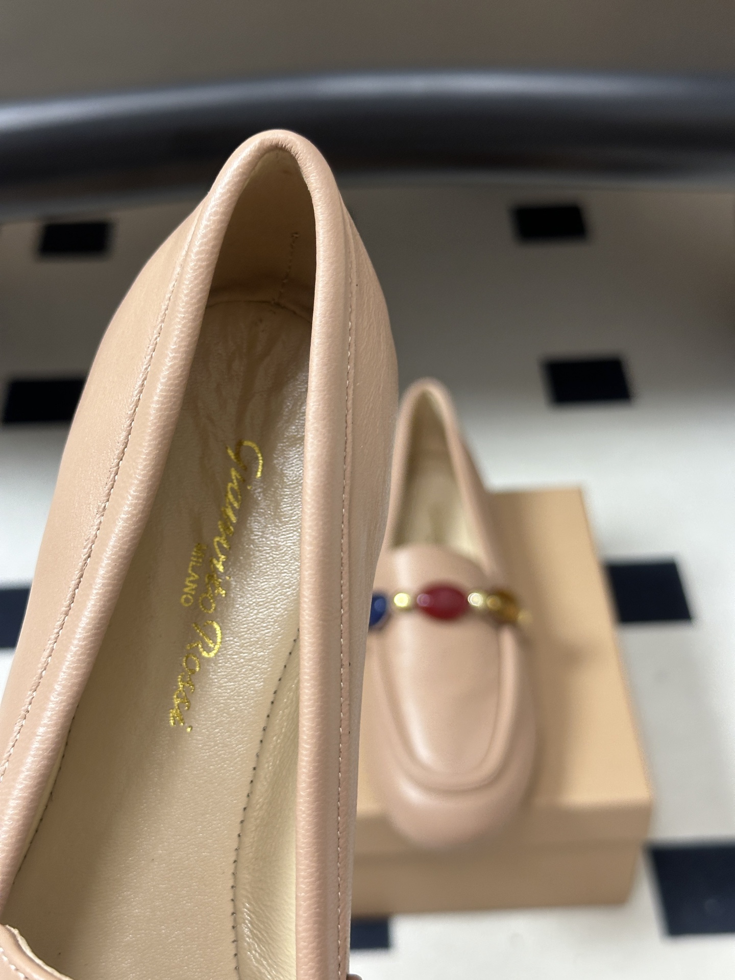 Gianvito Rossi26s 早秋新款 罗西GR宝石芭蕾舞鞋平底复古乐福鞋 异域风情满满的宝石，像一串手串，串戴在